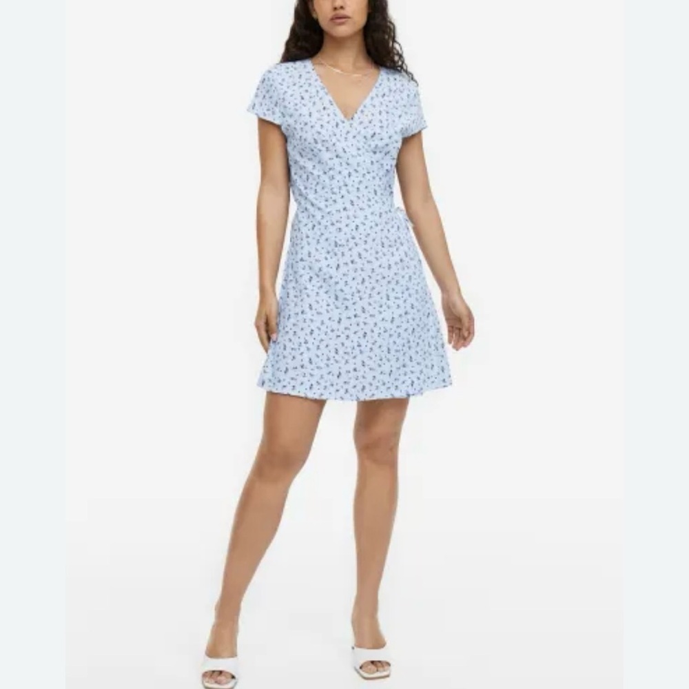 NWOT- H&M Crêpe Wrap Light Blue
Floral Dress Small - Picture 2 of 11